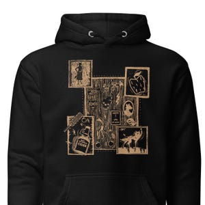 Puede incluir: Sudadera con capucha negra con un diseño de collage en beige y blanco. El diseño incluye ilustraciones de una mujer, una manzana, calaveras y el texto "MAN ANTIQUE CIDER". La sudadera tiene una capucha con cordón.