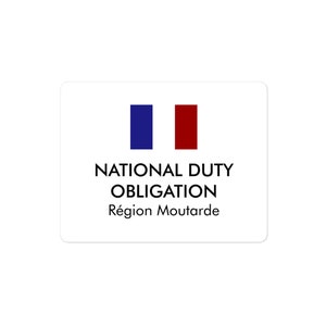 Puede incluir: Una pegatina blanca con una bandera francesa azul y roja y el texto "NATIONAL DUTY OBLIGATION Région Moutarde".