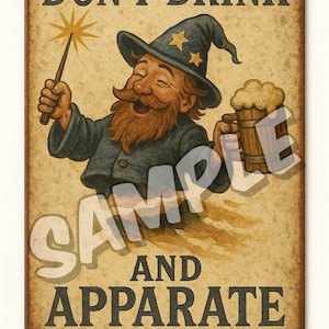 Puede incluir: Cartel metálico de estilo vintage con la ilustración de un mago sosteniendo una varita y una jarra de cerveza. El texto "DON'T DRINK AND APPARATE" está presente, con una superposición de "SAMPLE". Los colores principales son marrón, beige y azul.