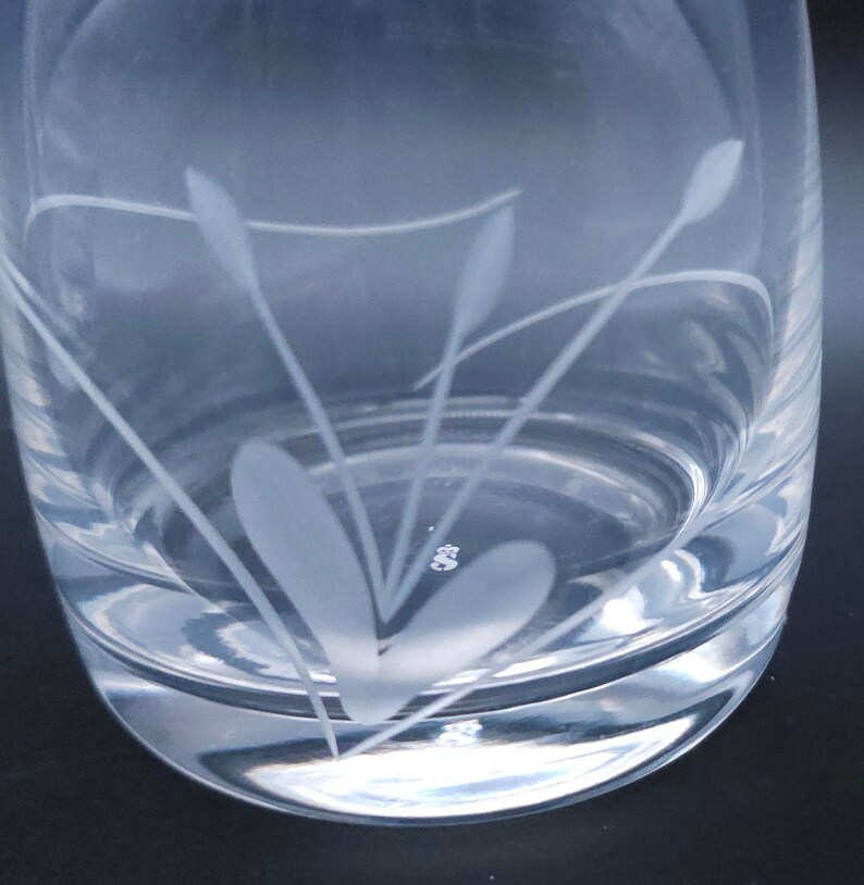 Peut inclure: Un verre &agrave; boire transparent avec un motif grav&eacute; de feuilles et de tiges blanches d&eacute;licates.