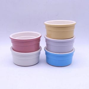 Crème brûlée Cermer en moldes individuales de colores pastel - amarillo - azul - blanco - gris - repostería - cocina - por unidad