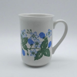Churchill mug - cup - Blackberries - blue - white - Green - Country life - made in England