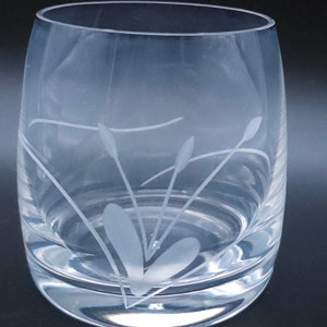 Peut inclure: Un verre &agrave; whisky en verre transparent avec un motif grav&eacute; de feuilles et de tiges stylis&eacute;es. Le motif est givr&eacute; et appara&icirc;t blanc sur le verre transparent.