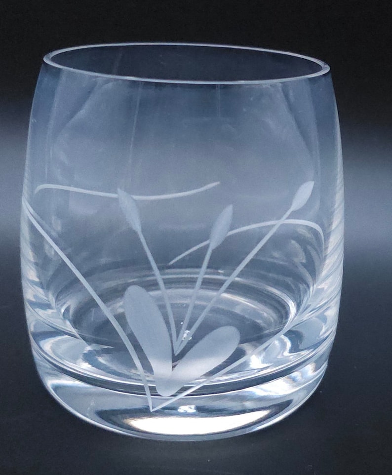 Peut inclure: Un verre &agrave; whisky en verre transparent avec un motif grav&eacute; de feuilles et de tiges stylis&eacute;es. Le motif est givr&eacute; et appara&icirc;t blanc sur le verre transparent.