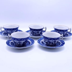 Vintage Chinese cups and saucers - blue willow pattern - blue - white - set of 5
