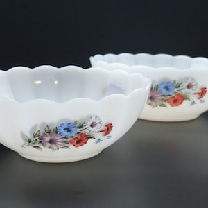 70s Vintage Arcopal Nesting bowls - shell bowls - petunias - flowers - salad bowls - Arcopal glass - milk glass - set of 2