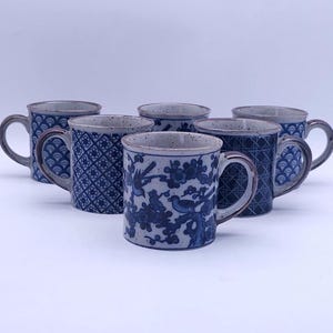 Zestaw 6 kubków z kamionki w stylu vintage chinoiserie, niebieskie i białe nakrapiane kubki ceramiczne, niedopasowane kubki do herbaty boho z lat 70., ceramika z azjatyckimi motywami kwiatowymi i ptakami