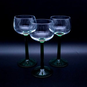 Arcoroc luminarc wine glasses - green base - made in France - set of 3