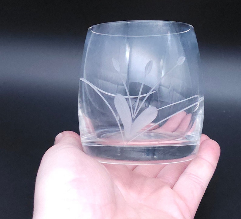 Peut inclure: Un verre &agrave; boire en verre transparent avec un motif floral grav&eacute;. Le verre a un fond arrondi et une large ouverture.