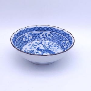 Japońska porcelanowa misa w kształcie pawia w kolorze niebieskim i białym, 15 cm, Andrea by Sadek, Chinoiserie, z muszelką, ceramika z motywem azjatyckiego kwiatu wiśni