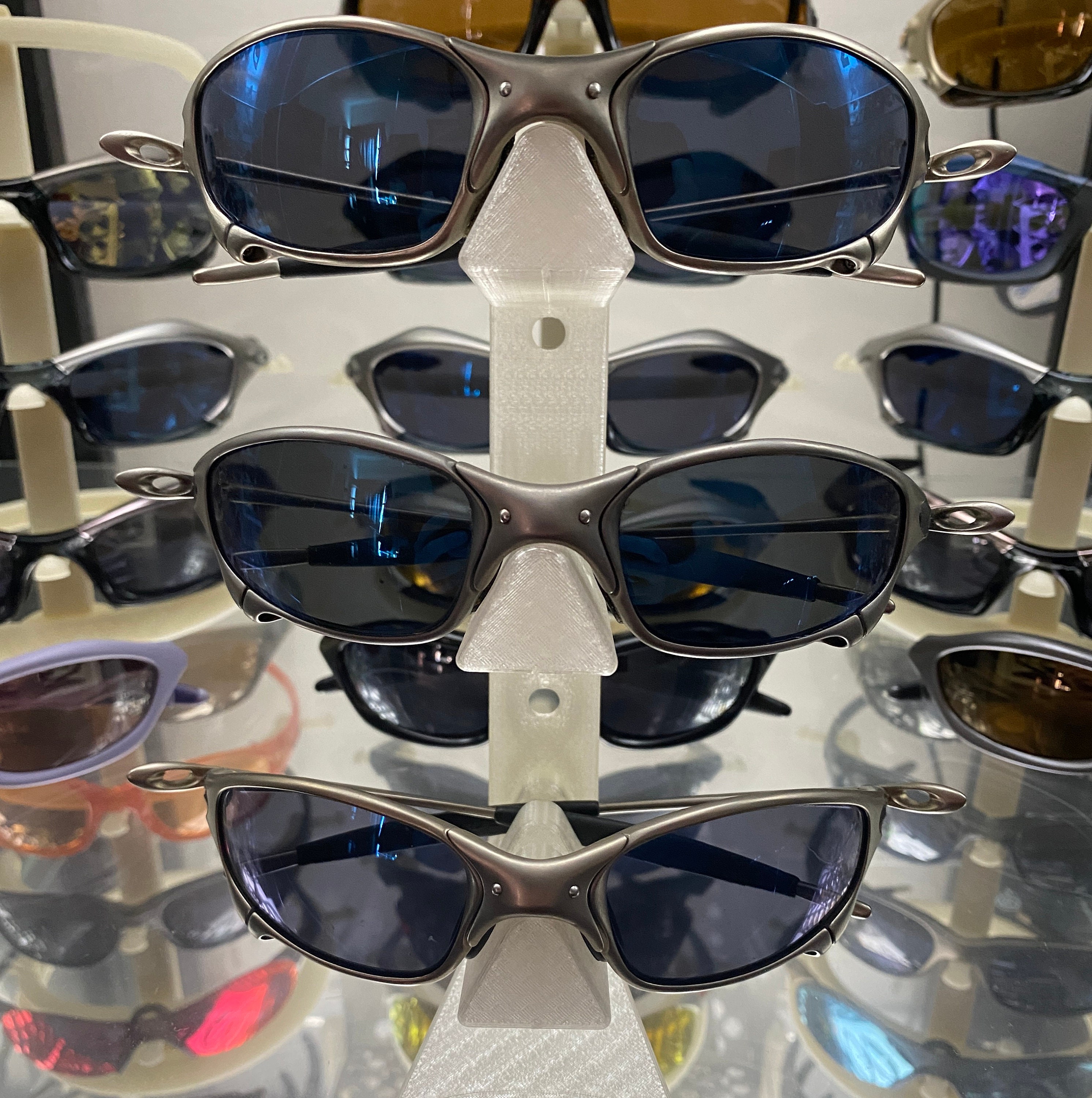 STL file Oakley Sunglasses Display 🕶️・3D print object to download・Cults