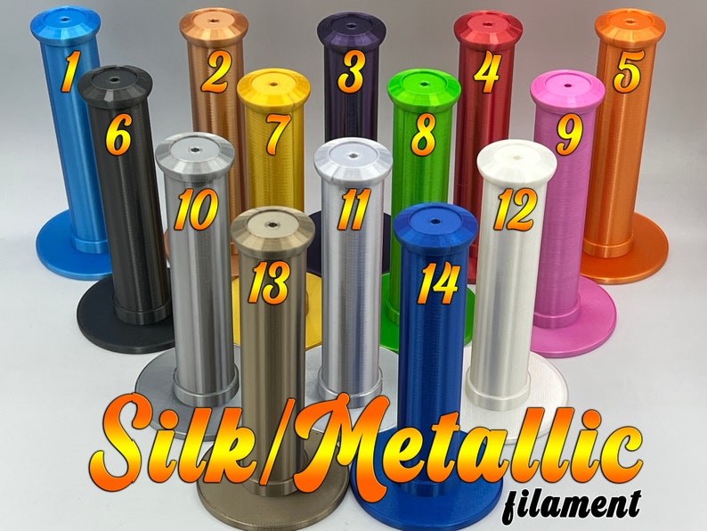 Pu&ograve; includere: Una collezione di 14 campioni di filamento di diversi colori per la stampa 3D. Il filamento &egrave; etichettato con i numeri da 1 a 14. Il filamento &egrave; descritto come "Silk/Metallic".
