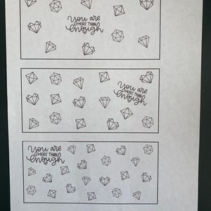 以下が含まれることがあります： ダイヤモンドとハートの繰り返しパターンが描かれた印刷可能なシートが3枚あります。各シートには、「You are more than enough」というテキストが筆記体で書かれています。