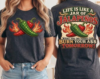 Immagine PNG divertente di un jalapeño, fronte e retro, design umoristico piccante per maglietta, citazione patchwork di jalapeño, sublimazione retrò western, download digitale