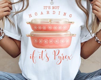 Divertente immagine PNG di Pyrex, design per maglietta "It's Not Hoarding", grafica vintage per piatti da cucina, sublimazione retrò per teglie da forno, download digitale
