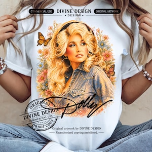 Puede incluir: Una camiseta blanca con una ilustración gráfica de una mujer rubia con cabello voluminoso que viste una camisa de mezclilla, rodeada de flores coloridas y mariposas naranjas. El texto "Dolly" está escrito en fuente cursiva negra bajo el retrato.