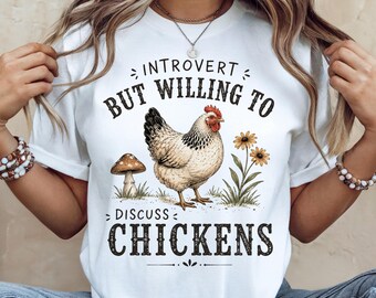 Divertente immagine PNG di un pollo, design per maglietta "Introverso ma disposto a parlare di polli", grafica in stile rustico, sublimazione in stile rustico, download digitale
