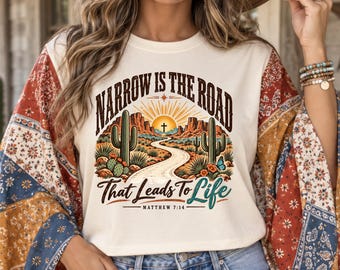 Stretta è la strada che conduce alla vita PNG, design cristiano western per t-shirt, grafica con versetto biblico, cactus del deserto per sublimazione, download digitale