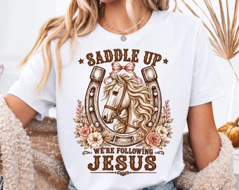 In sella, seguiamo Gesù PNG, design cristiano western per maglietta con cavallo, sublimazione di fede da cowgirl, download digitale religioso