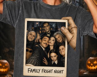 Immagine PNG di una notte di paura della famiglia Addams, design gotico per t-shirt, grafica vintage horror, sublimazione di una casa spettrale, download digitale.