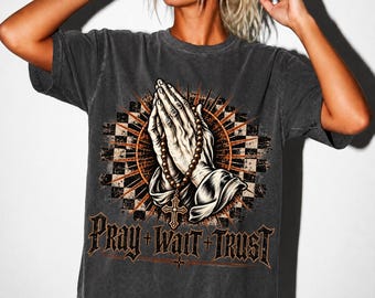 Prega, aspetta, abbi fiducia PNG, design per maglietta con rosario e mani in preghiera, grafica gotica cristiana, sublimazione con croce effetto invecchiato, download digitale religioso