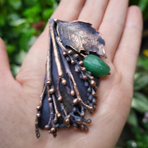 Schwarze Brosche aus Kupfer, rustikale Mantelbrosche, botanischer Schmuck,Elektroforming, Geschenk für sie,pflanzliche Brosche mit Aventurin