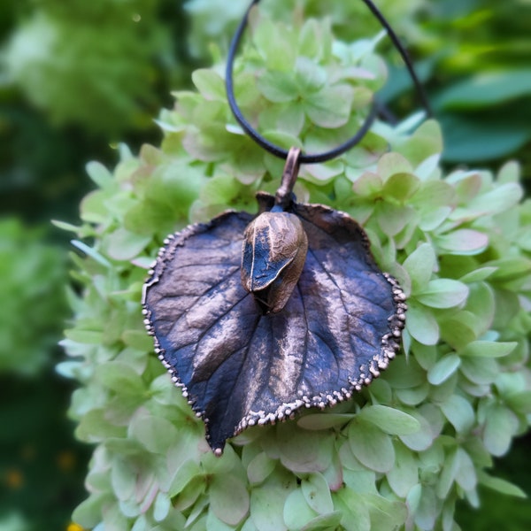 Anhänger Blatt aus Kupfer, rustikale Halskette, Elektroforming, Lindenblatt, Geschenk für sie, schwarzer Angänger, botanische Schmuck