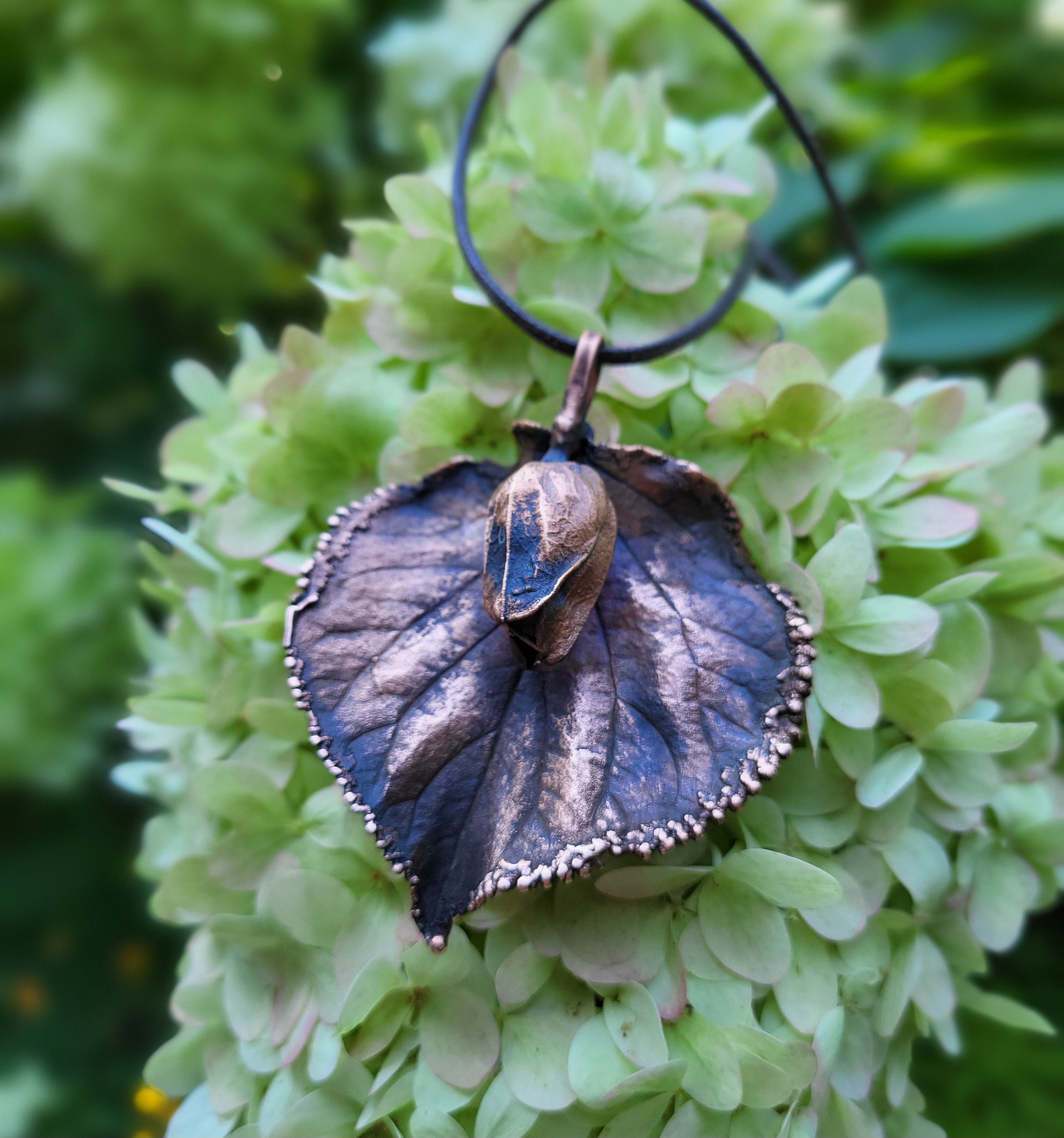 Anhänger Blatt aus Kupfer, rustikale Halskette, Elektroforming, Lindenblatt, Geschenk für sie, schwarzer Angänger, botanische Schmuck