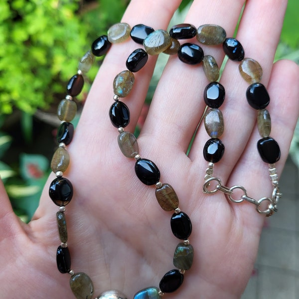 Perlenkette aus Mondstein und Onyx, Kette mit der Irisation, Unisex Schmuck, Geschenk für sie und für ihn, Naturschmuck in grau und schwarz