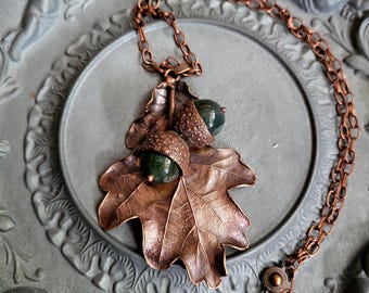 Großer Anhänger Eichenblatt aus Kupfer, Halskette mit Eicheln, Kopie der Pflanze, Elektroforming, Geschenk für sie, Schmuck mit Ahat Stein