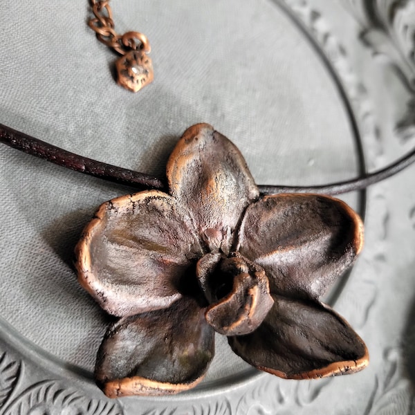 Anhänger schwarze Orchidee aus Kupfer, florale Halskette, Choker schwarze Blume, Elektroforming, Geschenk für sie, rustikal