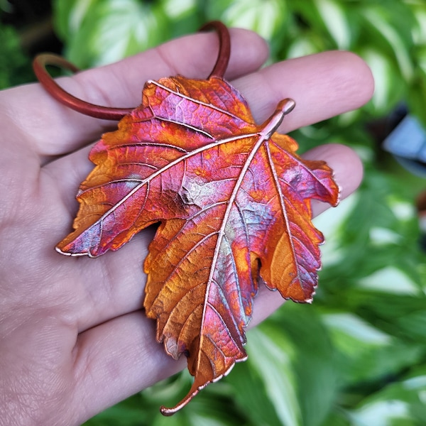 Anhänger Ahornblatt aus Kupfer, rustikale Boho Halskette ,großes Blatt Medaillon, Elektroforming Technik, bunter Schmuck, Geschenk für sie