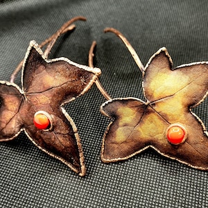 Zwei Haarnadeln aus Kupfer, Efeublätter in Haarschmuck, Kanzashi mit roten Perlen, Elektroforming, Haarnadeln für Hochzeit und Alltag