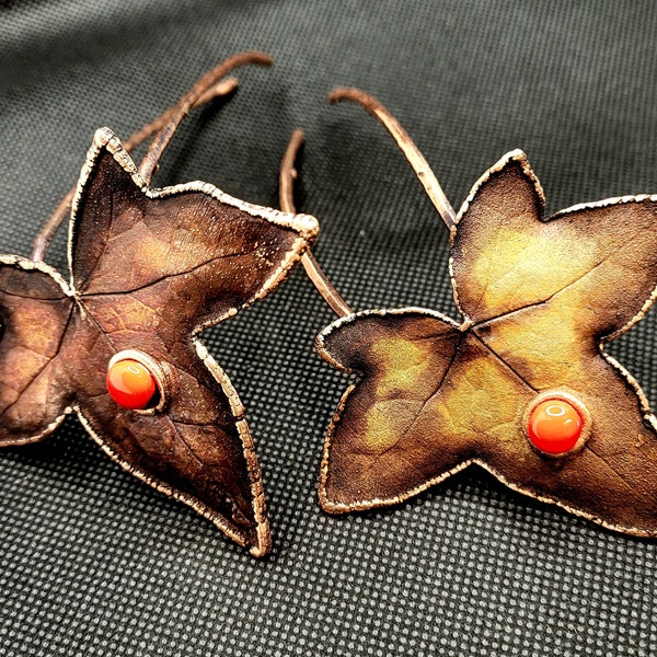 Zwei Haarnadeln aus Kupfer, Efeublätter in Haarschmuck, Kanzashi mit roten Perlen, Elektroforming, Haarnadeln für Hochzeit und Alltag