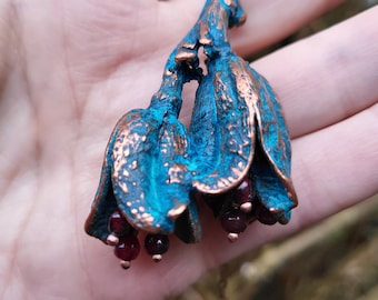 Anhänger blaue Glocken aus Kupfer, rustikale Halskette mit Blumen, botanischer Schmuck, Elektroforming, Geschenk für sie, exklusiver Schmuck