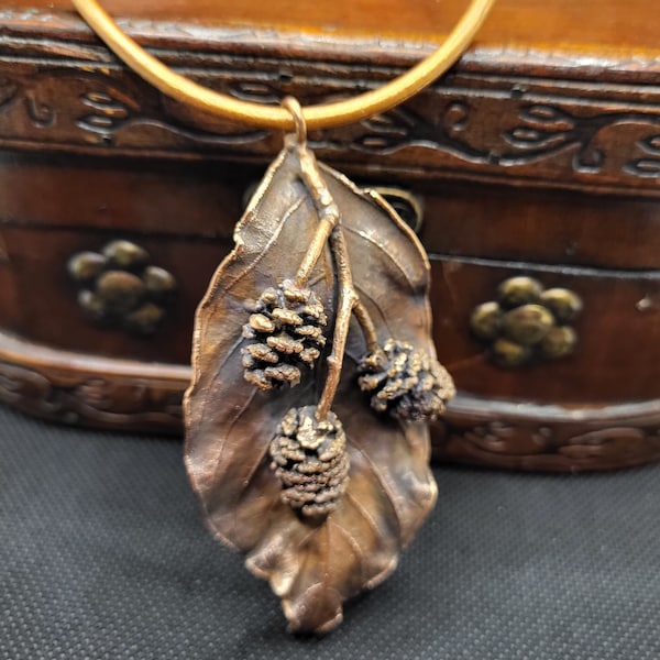 Blattanhänger aus Kupger, Halskette mit Erlenzweig, botanischer Schmuck von Natur inspiriert, Geschenk für sie, großer Anhänger, rustikal