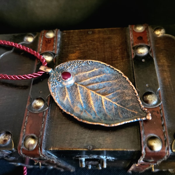 Anhänger Blatt aus Kupfer, rustikale Halskette, blaue Patina, Rose Blatt, Elektroforming Technik, Boho Schmuck, handgemacht Geschenk für sie