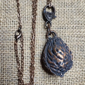 Pfirsichknochen Anhänger aus Kupfer, unisex Halskette, Elektroforming Technik