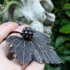 Anhänger Brommbeerblatt und Beere aus Kupfer, rustikale Halskette, Elektroforming Technik. Handgemachter Natur Schmuck, Geschenk für sie