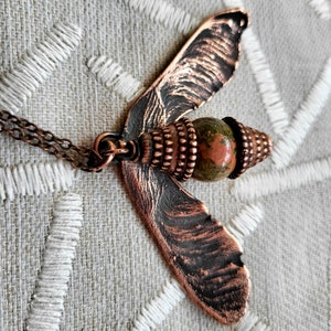 Anhänger Ahornsamen aus Kupfer mit Unakitstein, rustikale Halskette im Boho Stil, Natur Schmuck, Geschenk für ihn und sie, Elektroforming