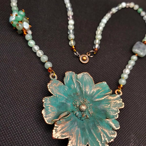 Perlenkette mit Anhänger, Sotoir Halskette, Anemone aus Kupfer, Moosachat Perle, Jade, Fluorit Perle, Elektroforming Technik