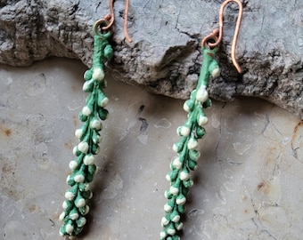Grüne Ohrringe aus Kupfer, Frühling Hängeohrringe mit Knospen, Elektroforming, Geschenk für sie, rustikaler handgefertigter Schmuck