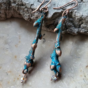 Ohrringe Zweige aus Kupfer,blaue rustikale Hängeohrringe,Elektroforming,Geschenk für sie, Schmuck im Singular, Frühlingszweige und Swarovski