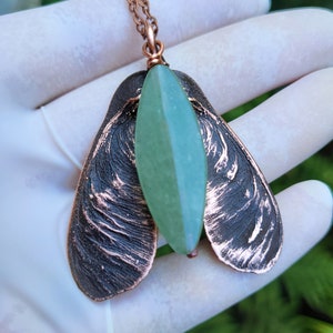 Anhänger Ahornflügel aus Kupfer, rustikale Halskette im Kupferton mit Jade, Ahornsamen, Elektroforming, Geschenk für sie und ihn