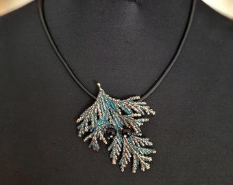 Blauer Anhänger Lebensbaum Zweig aus Kupfer, rustikale Halskette, Geschenk für sie Boho Stil, Handgefertigter Schmuck, Shabby, große Anhänger