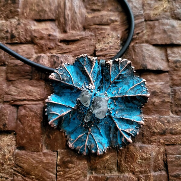 Anhänger Blatt aus Kupfer mit Quarz Einsatz, blaue Halskette, Elektroforming, rustikaler Stil, botanische Collier, Geschenk für sie