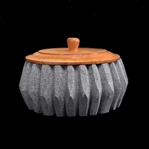 Vulkanische steentortillero met houten deksel…