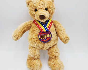 Urso de pelúcia Gund Courage Wish Bear, edição limitada de 2003, disponível na Macy's.