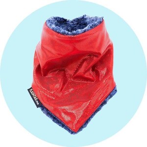 May include: Red and blue neck warmer with a shiny, textured fabric and a soft, fluffy lining. The neck warmer has the text "FLASH#AG_me" printed on the side.