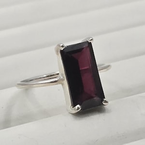 Handgemaakte ring met smaragd geslepen granaat: sterlingzilveren geboortesteen januari